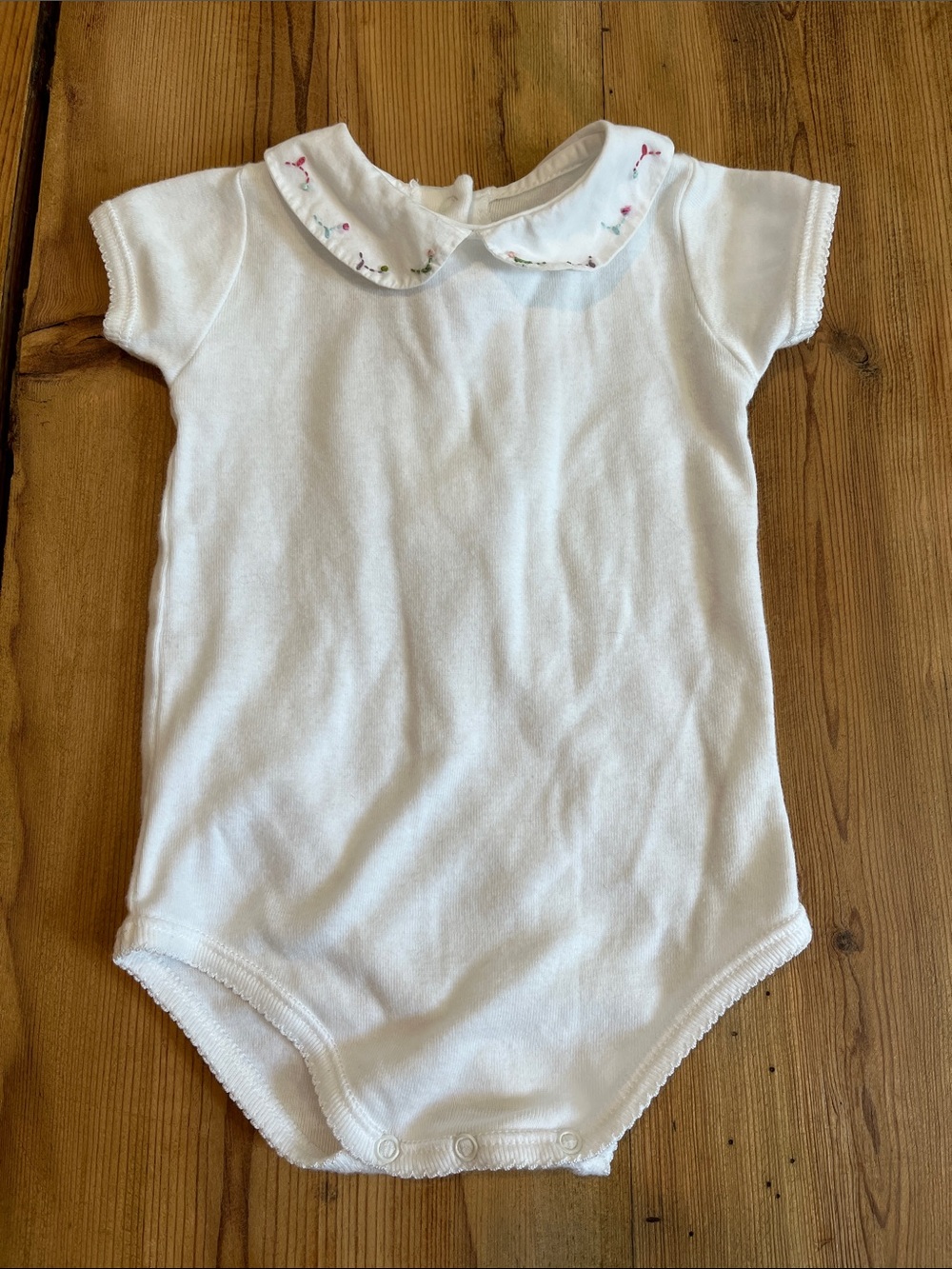 BONPOINT Brode Main 6M Embroidered Peter Pan Collar Bodysuit